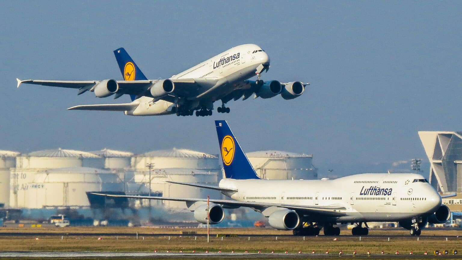 Airbus A380 y Boeing 747, ambos de Lufthansa